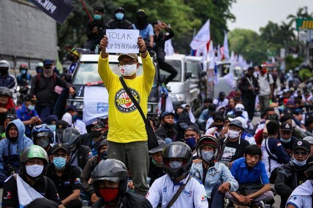 تجمع هزاران اندونزیایی در اعتراض به تصویب لایحه قانون کار