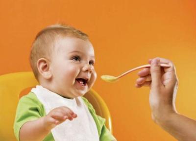 از چه زمانی می توان به نوزاد غذا داد؟