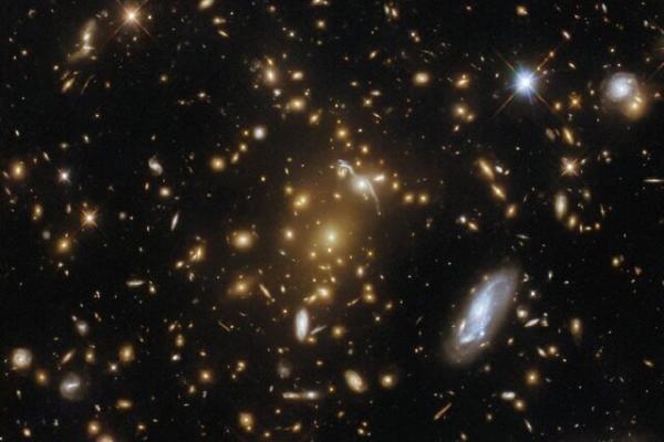 شکار نمای استثنایی از قلب کهکشان اژدها به وسیله تلسکوپ هابل، عکس