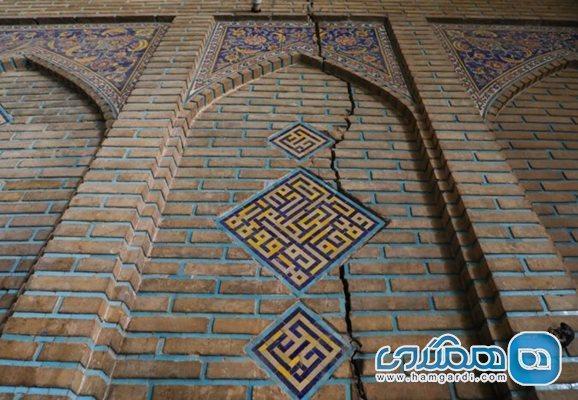 ترک گنبد مسجد سید به علت شکاف عمیق فرونشستی در زیر این مسجد است
