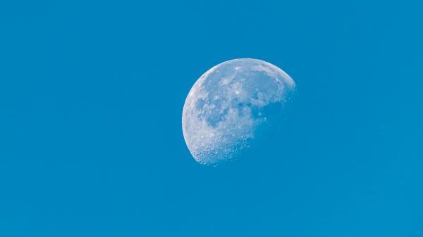 چرا می توانیم در روز ماه را ببینیم؟، تئوری توطئه تازه از راه رسید